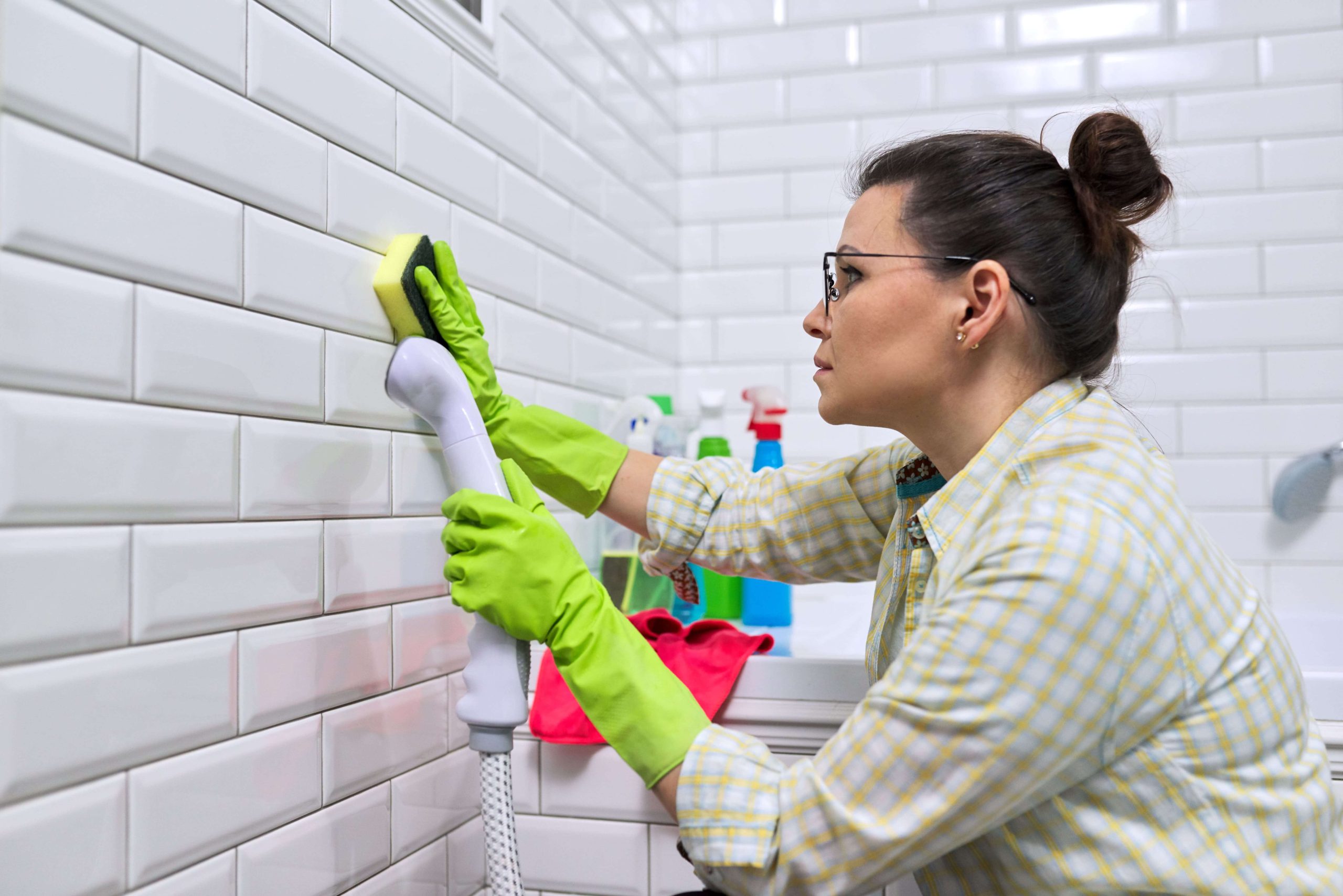 Cómo limpiar azulejos de la cocina y el baño fácilmente sin morirte del  aburrimiento